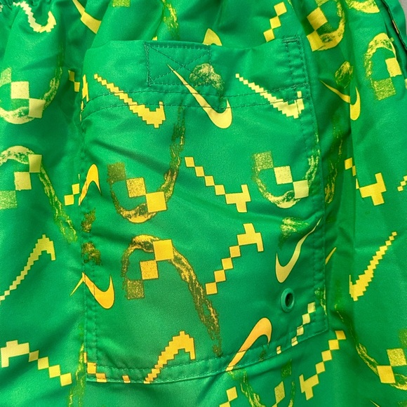 NEW Nike Men's 7" Green Print Swoosh Swim Trunks- Size Small - Picture 4 of 9